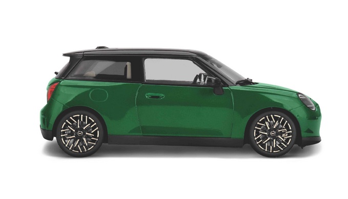 Mini Cooper SE 2023 British racing green 1:18 Minichamps