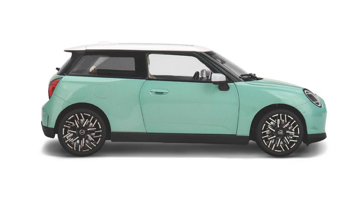 Mini Cooper SE 2023 ocean wave green 1:18 Minichamps