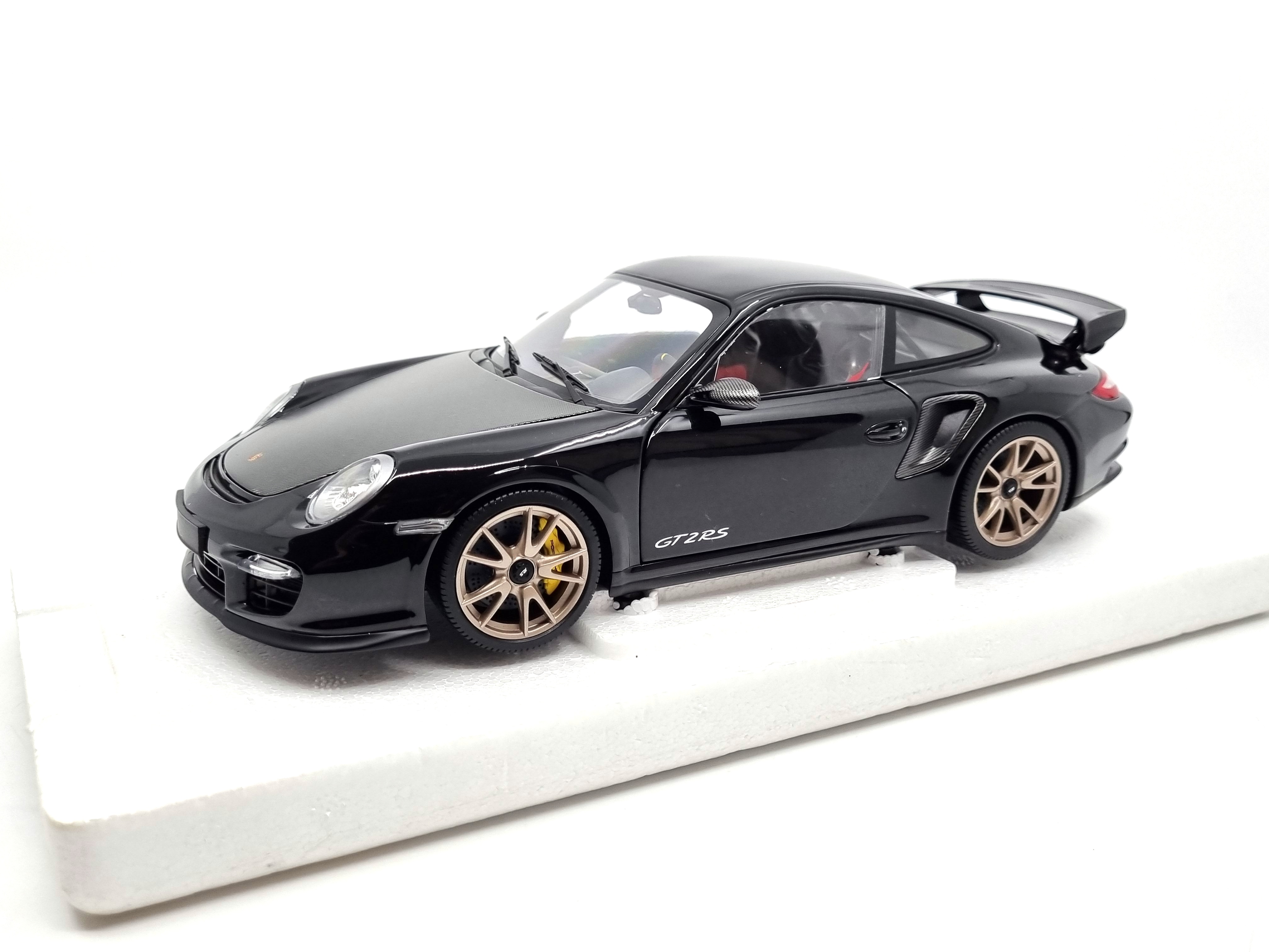Porsche 911 GT2 RS 2011 1:18 Minichamps