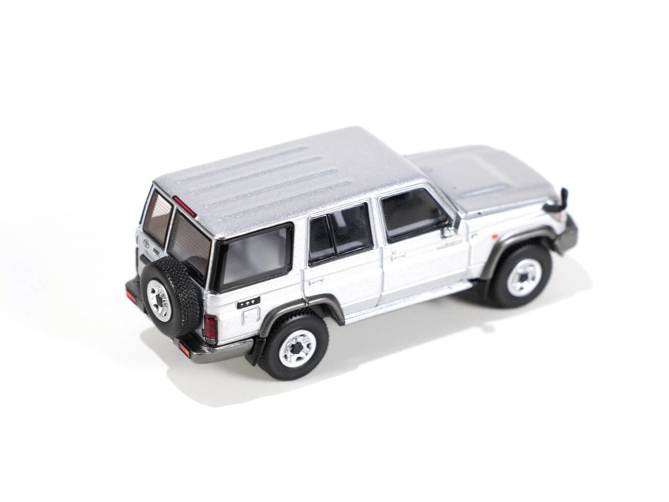 Toyota Land Cruiser LC76 1994 silver 1:64 Massdi