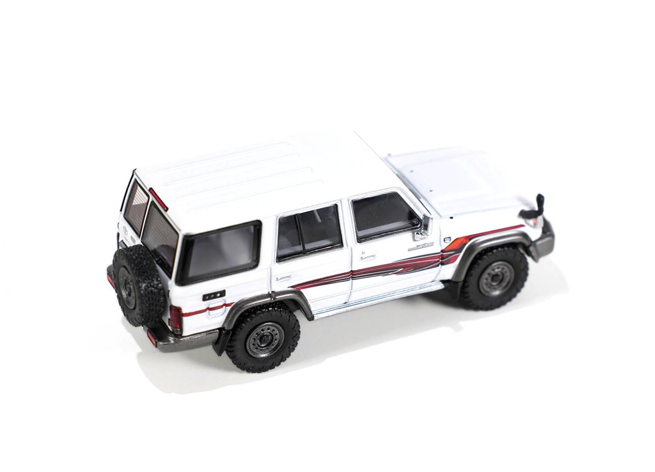 Toyota Land Cruiser LC76 1994 white 1:64 Massdi
