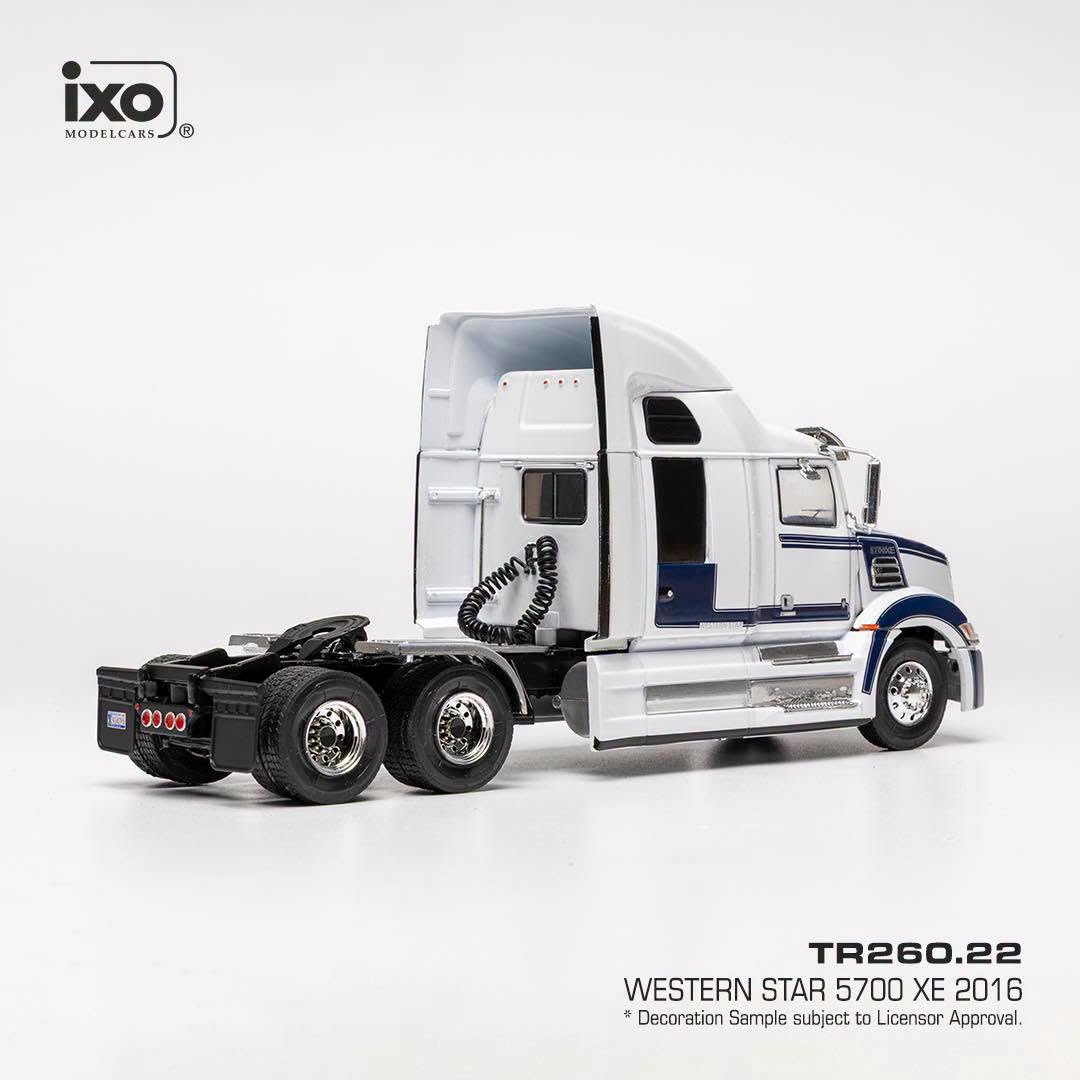Western Star 5700 EX Tractor Truck 3-Assi 2016 white/blue 1:43 Ixo Models