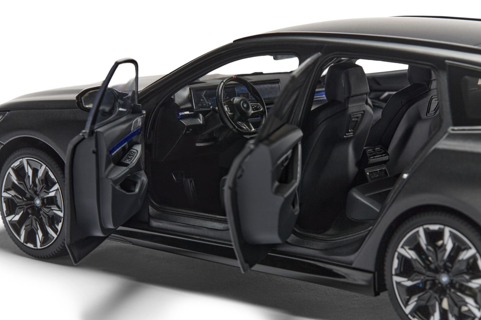 BMW i5 M60 Touring frozen grey 1:18 Minichamps