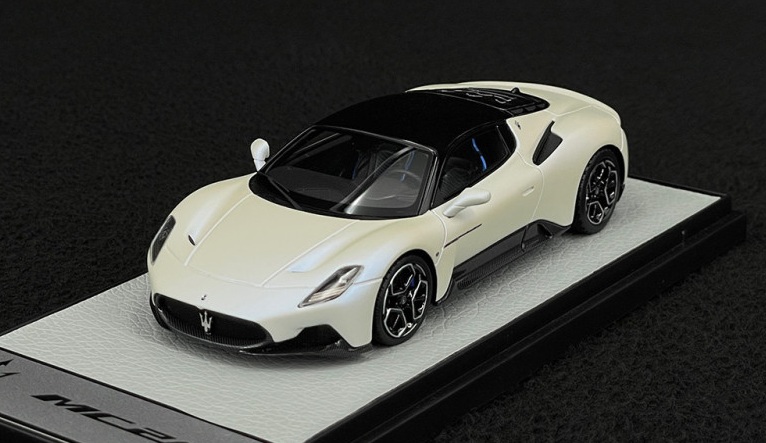 Maserati MC20 2020 pearl white/gloss black roof 1:43 B.B.R.