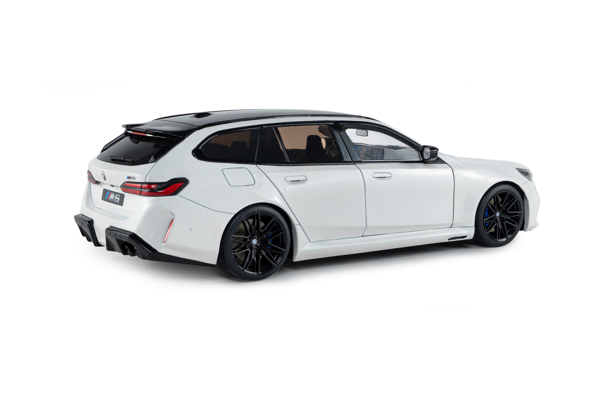 BMW M5 Touring 2025 Alpine white solid 1:18 Solido