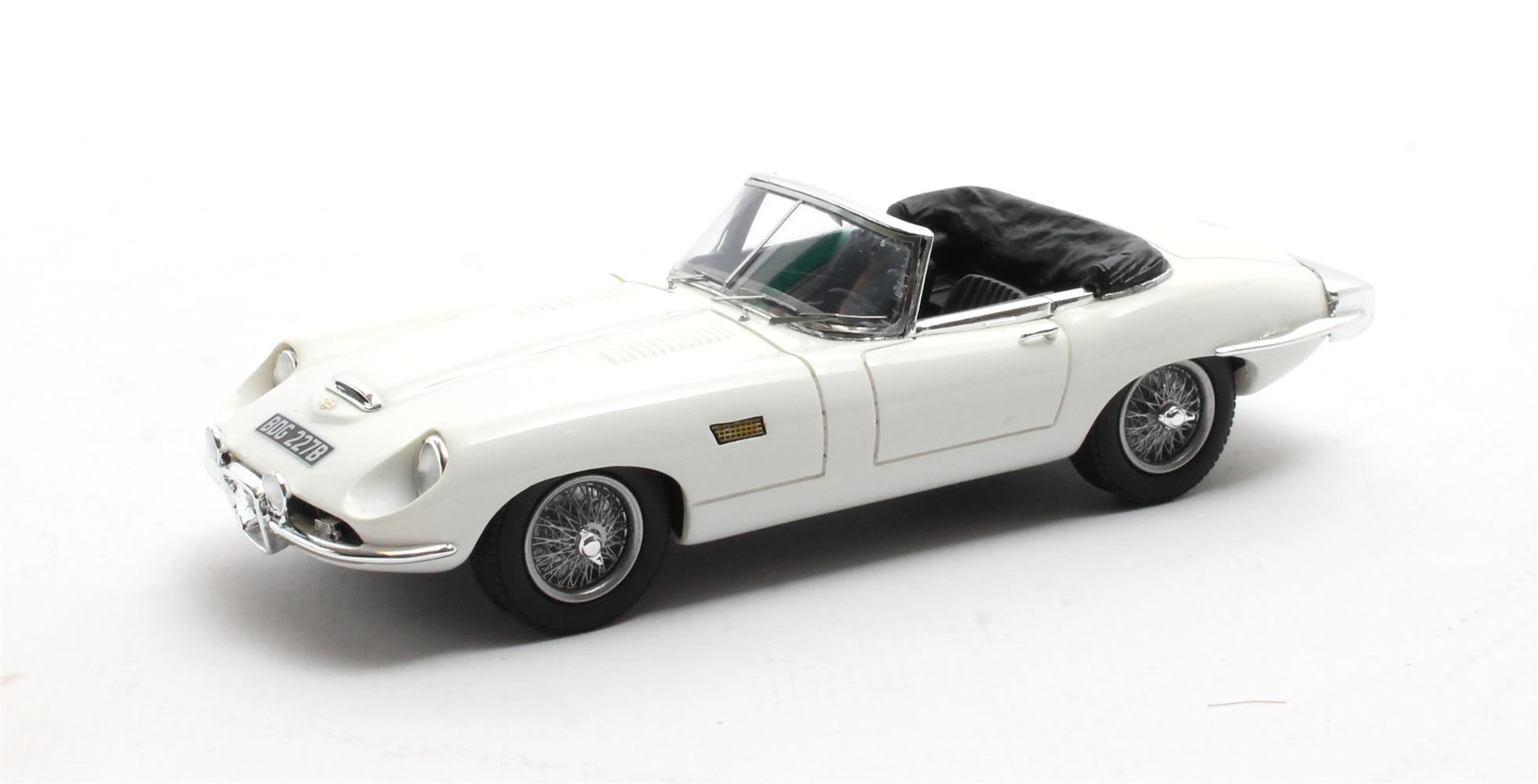 Jaguar E-Type Frua Roadster Open 1964 Wedding with 2 Figurines 1:43 Matrix Scale Models