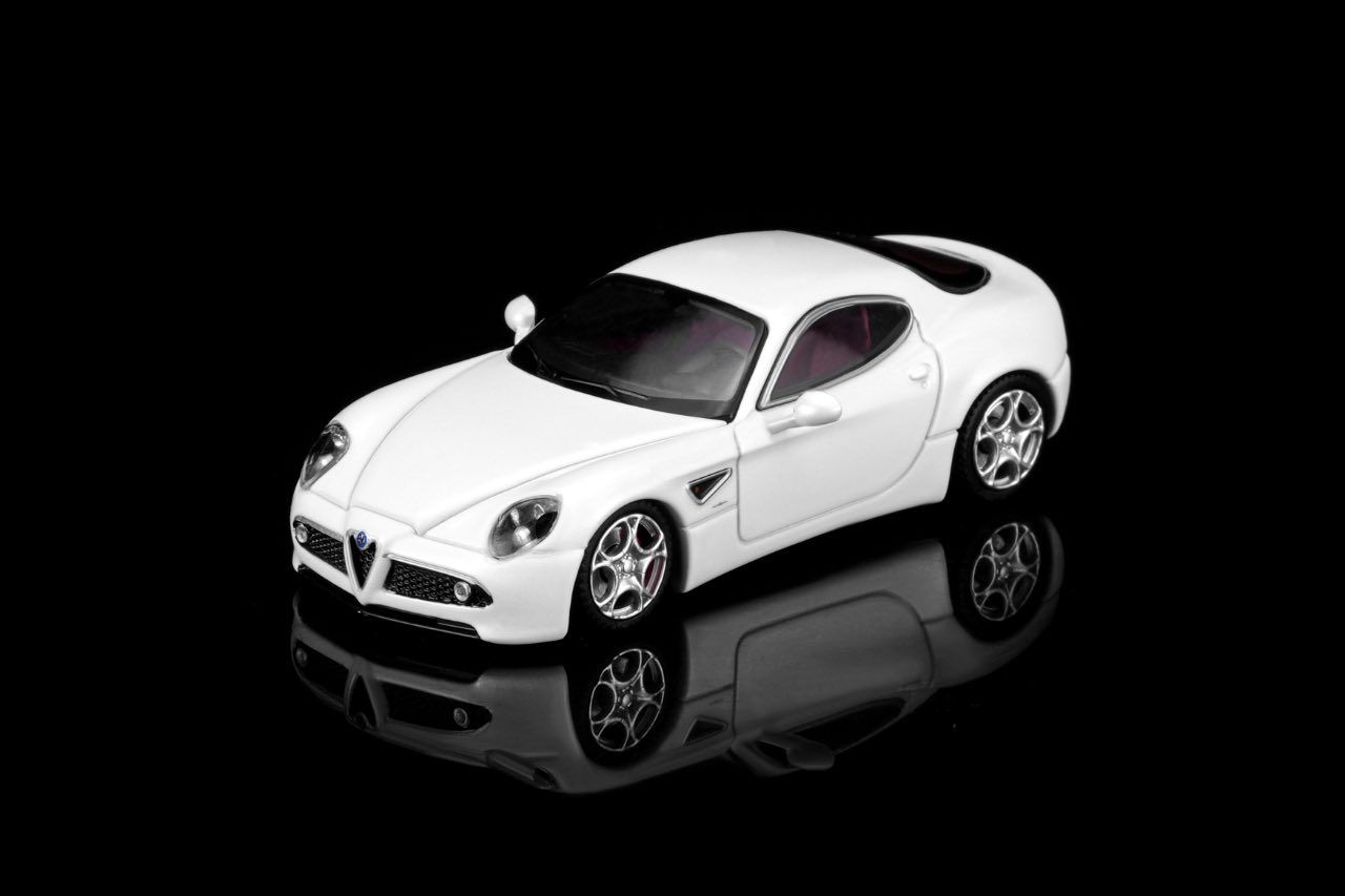 Alfa Romeo 8C Competizione 2008 bianco polare 1:64 Motorhelix