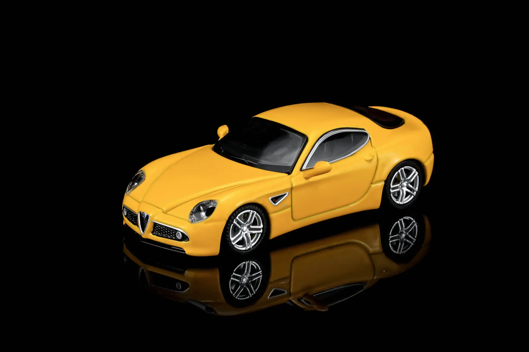 Alfa Romeo 8C Competizione 2008 giallo mica 1:64 Motorhelix