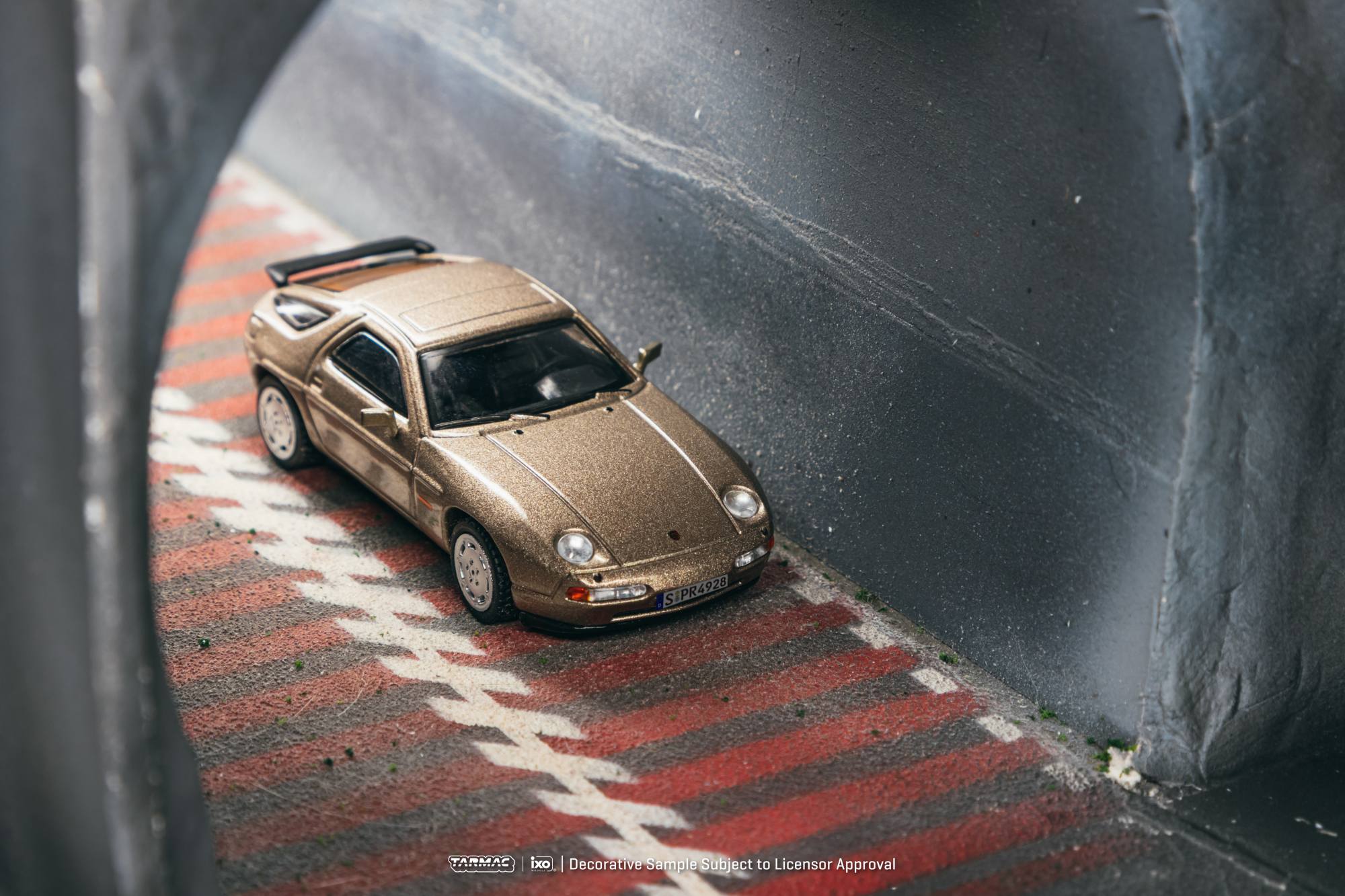 Porsche 928 S4 1992 platinum metallic 1:64 Tarmac