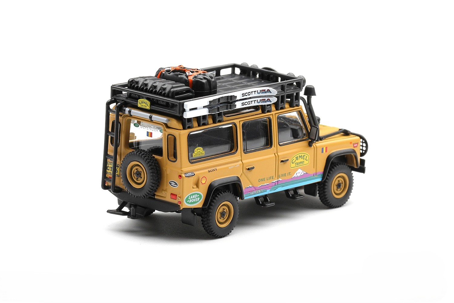 Land Rover Defender 110 Camel Trophy Team Romania A.Gorog/Z.Bartha Camel Trophy Tierra del Fuego 1998 1:64 Mini GT