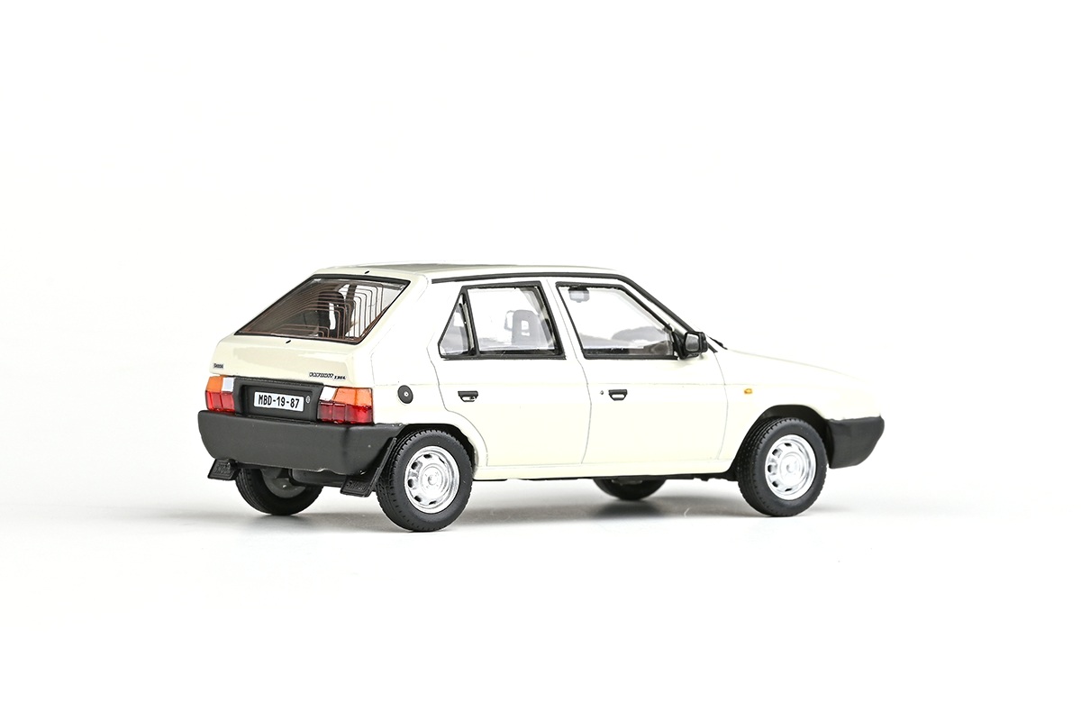 Škoda Favorit 136L 1988 sněhobílá 1:43 Abrex
