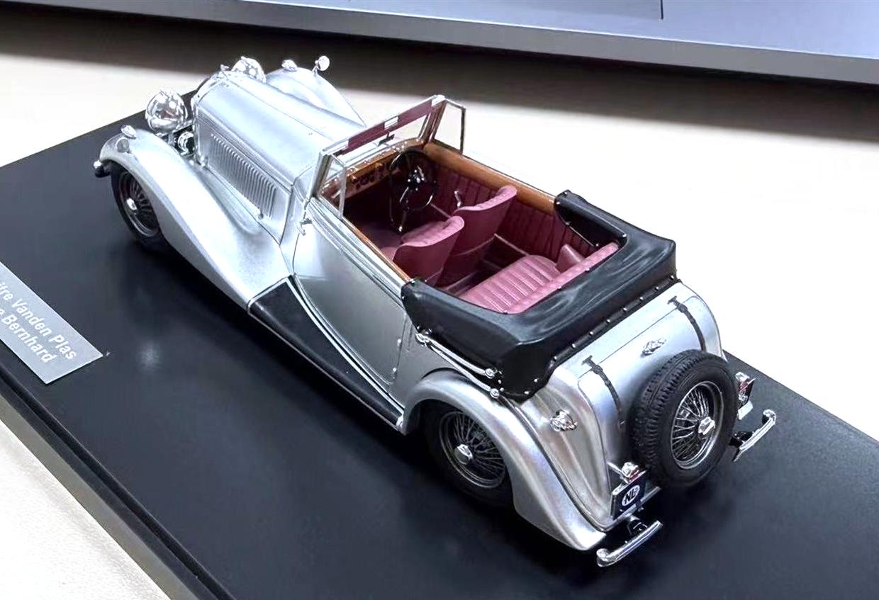 Bentley 4¼ Litre DHC Vanden Plas Cabriolet 1939 silver 1:43 Matrix Scale Models