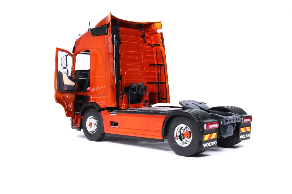 Volvo Trucks FH Globetrotter XL 2023 golden red metallic 1:24 Solido