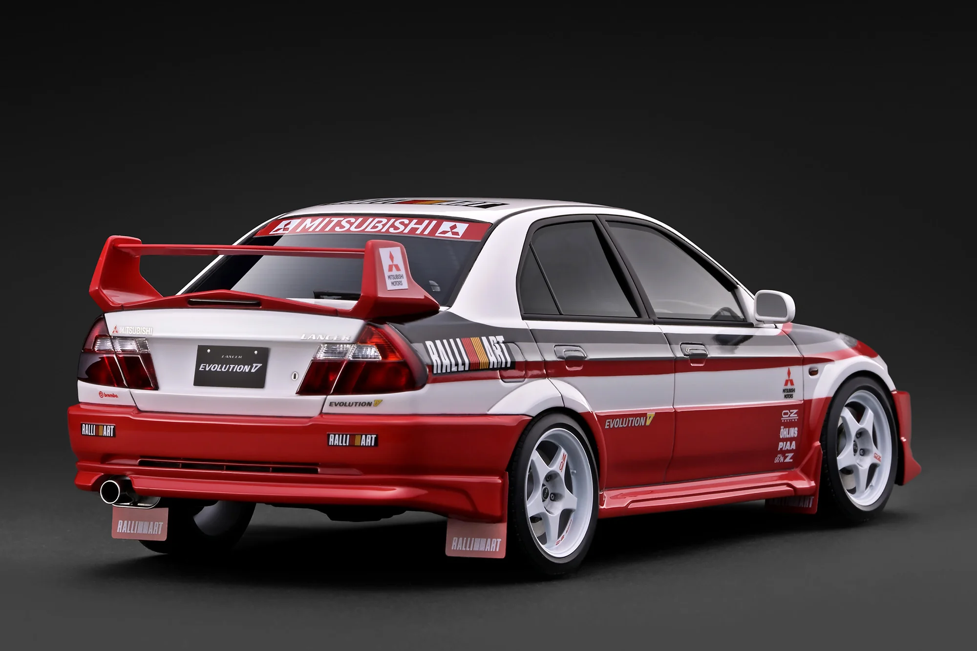 Mitsubishi Lancer Evolution V CP9A white/red 1:18 Ignition Model