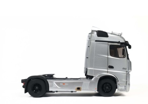 Mercedes-Benz Actros L 2021 silver/black 1:24 Solido