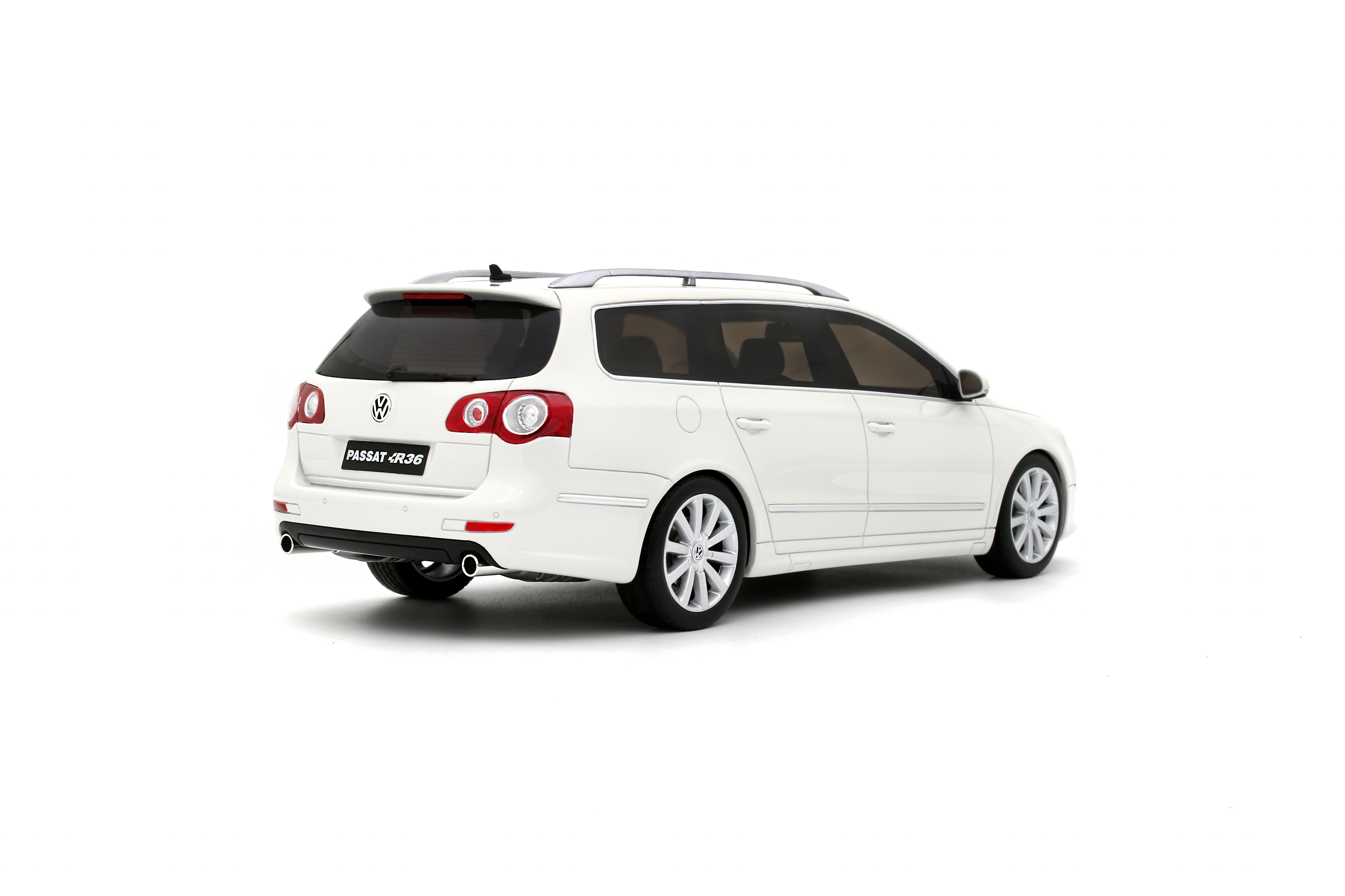 Volkswagen Passat B6 R36 Variant 2008 candy white 1:18 OttOmobile