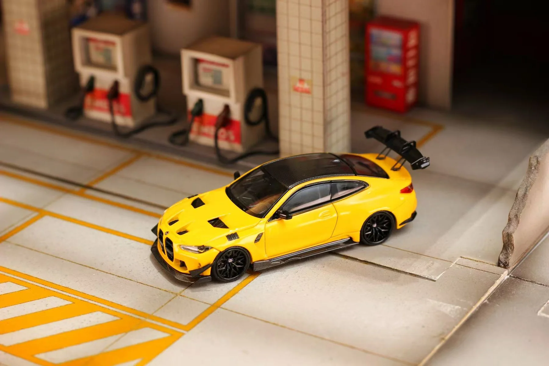 BMW M4 G82 yellow 1:64 Street Weapon