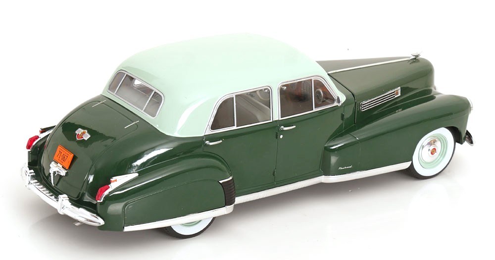 Cadillac Fleetwood Series 60 Special Sedan 1941 dark green/light green 1:18 MCG Modelcar Group