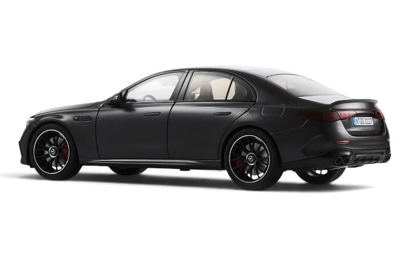 Mercedes-AMG E 53 Hybrid 4Matic+ graphite grey 1:18 NZG
