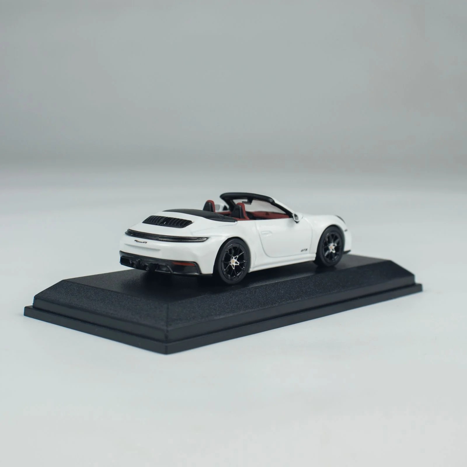 Porsche 911 (992.2) Carrera GTS Cabriolet 2025 white 1:64 Minichamps