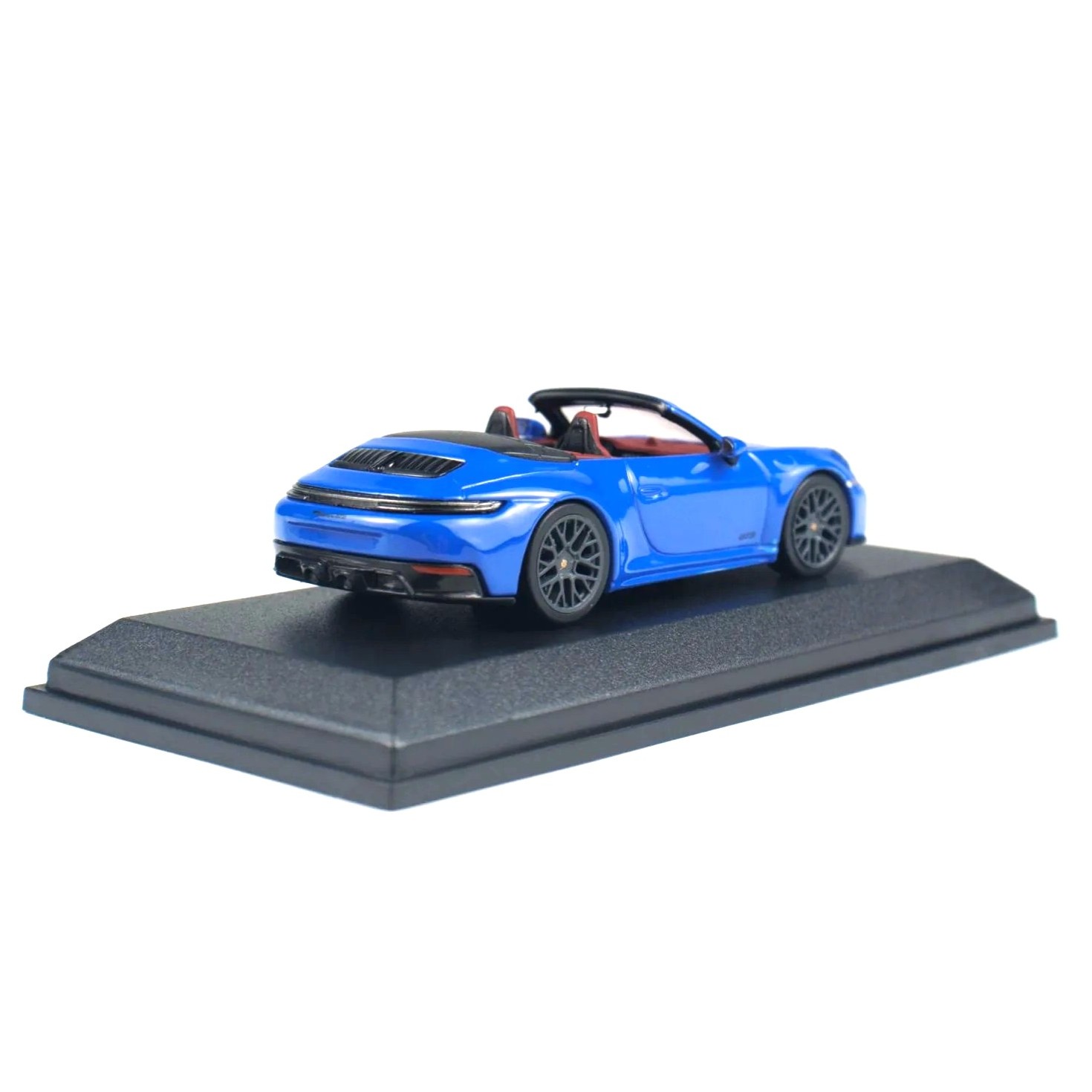 Porsche 911 (992.2) Carrera GTS Cabriolet 2025 blue 1:64 Minichamps