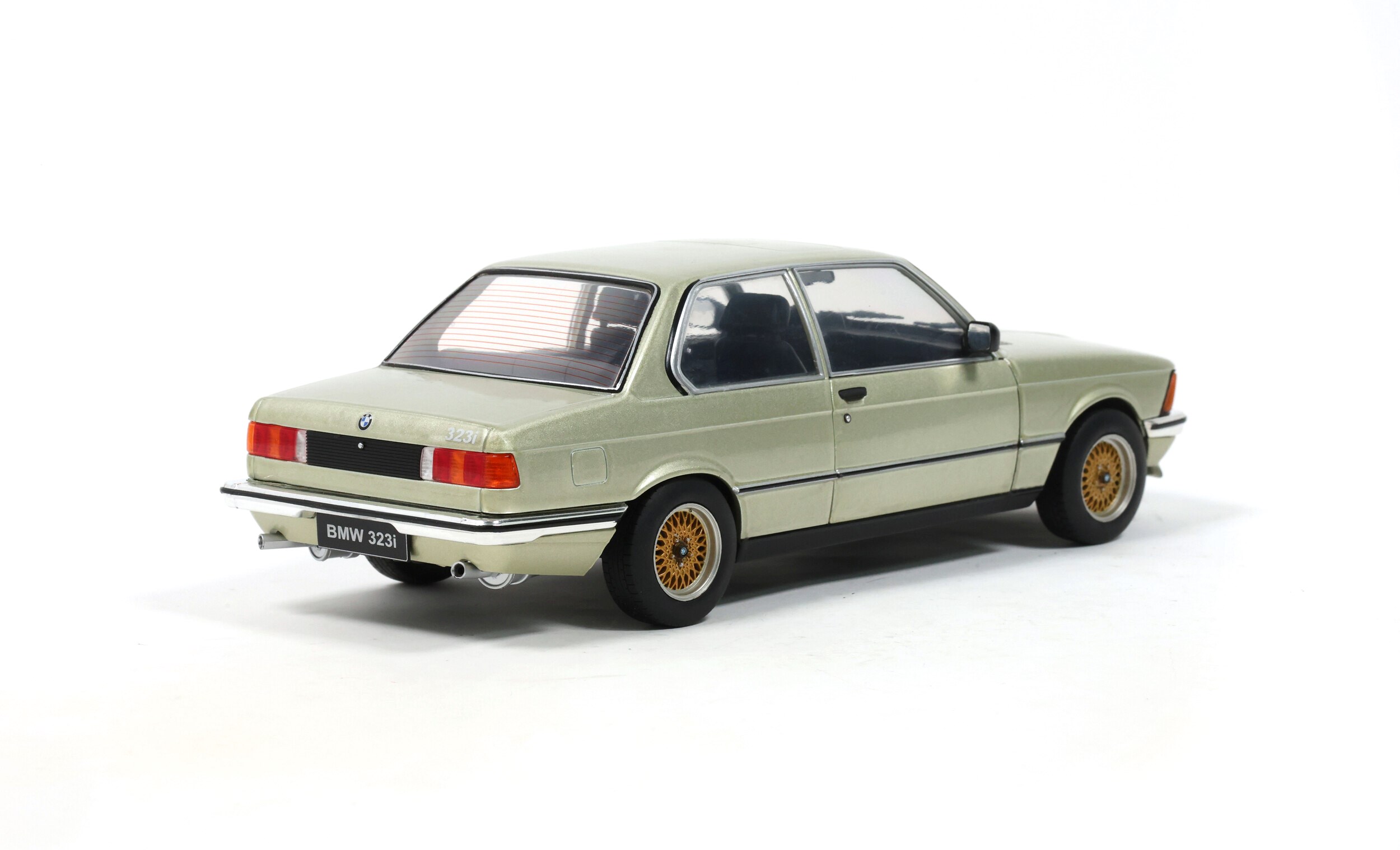 BMW 323I 1980 green metallic 1:18 Solido