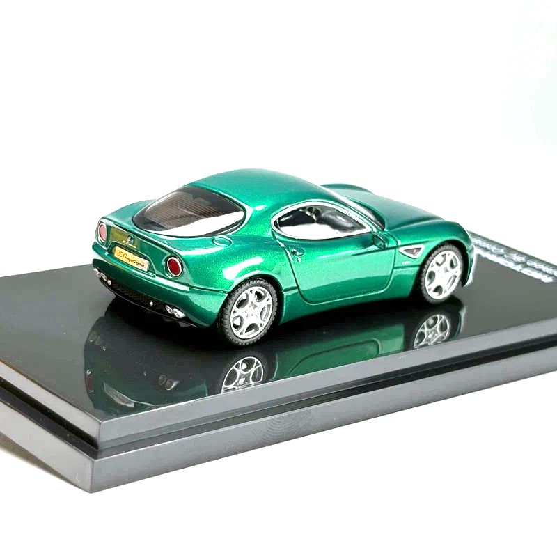 Alfa Romeo 8C Competizione 2008 green/white 1:64 Motorhelix