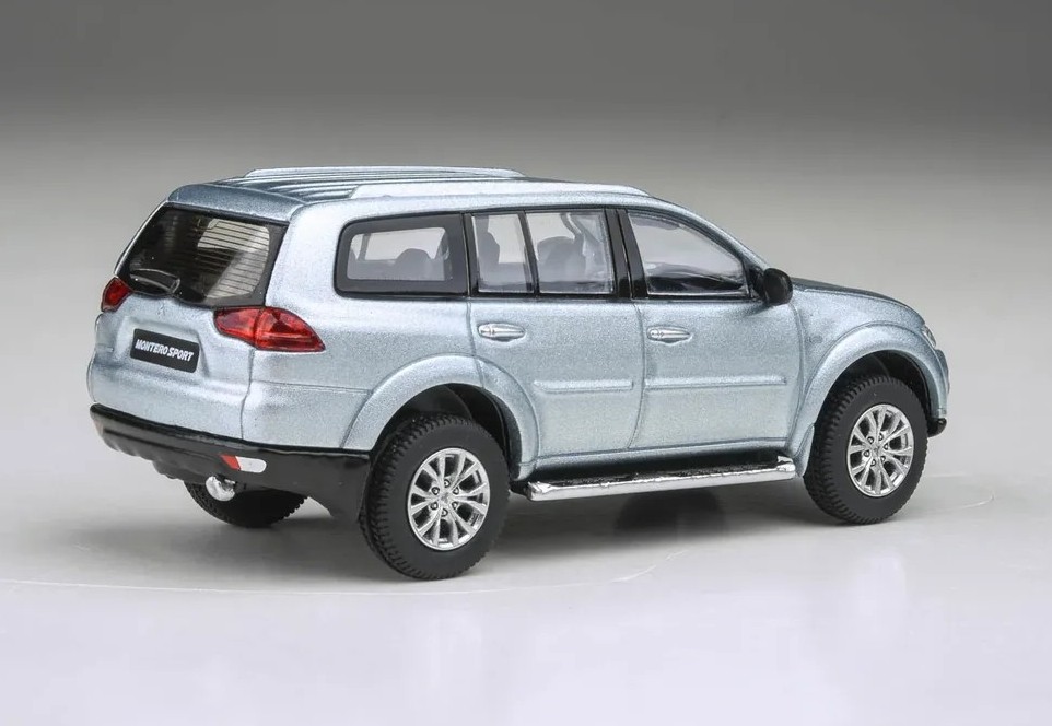 Mitsubishi Pajero Sport LHD 2014 cool silver metallic 1:64 Para64