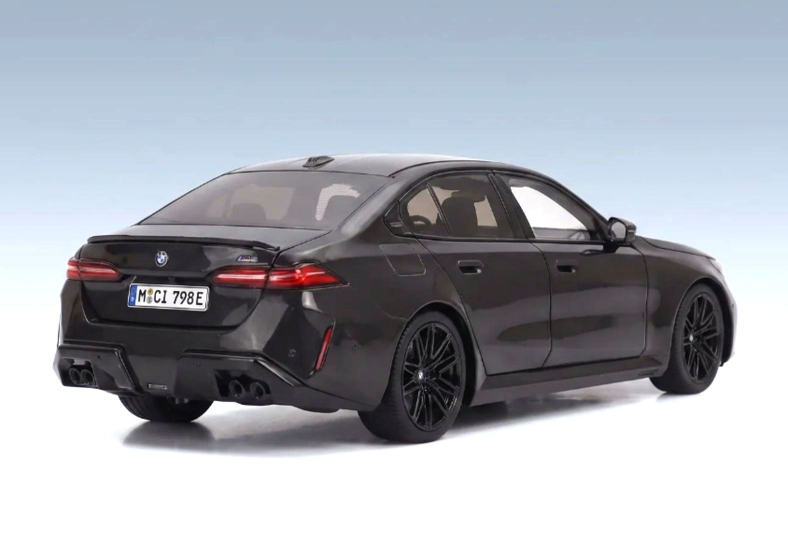 BMW M5 2024 sophisto grey metallic 1:18 Minichamps