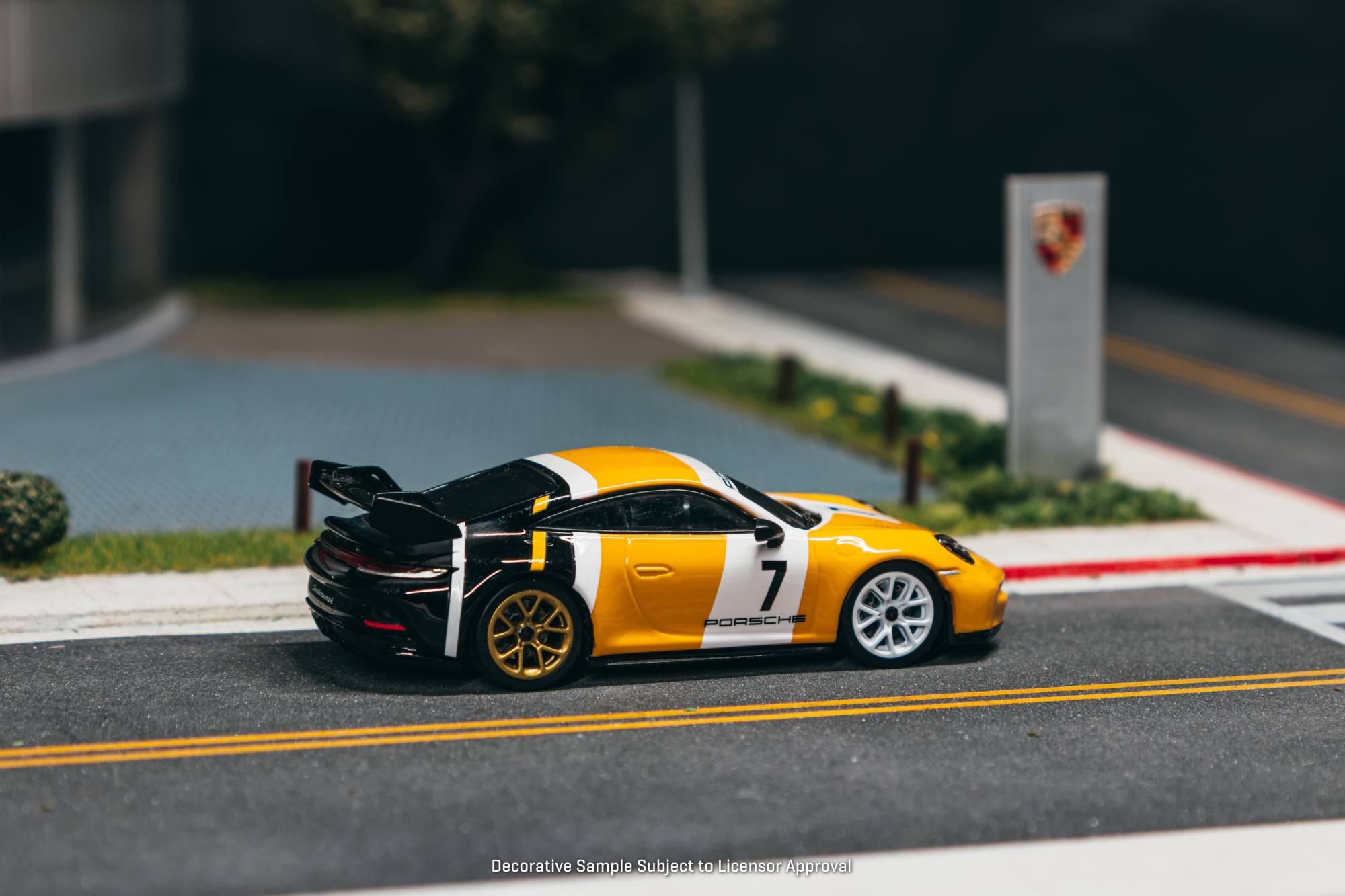 Porsche 911 (992) GT3 2022 black/yellow 1:64 Tarmac