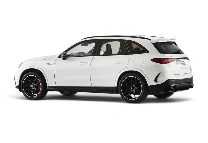 Mercedes-AMG GLC 63 opalith white 1:18 NZG