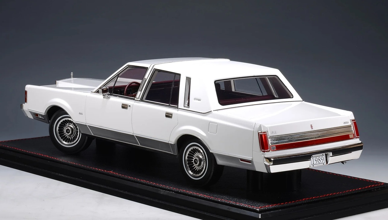 Lincoln Town Car 1989 artic white 1:18 GLM Models