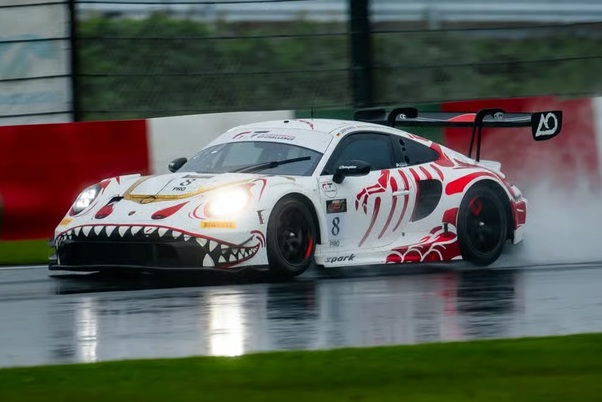 Porsche GT3 R AO Racing #8 Heinrich/ Picariello/ Andlauer Winner 1000KM Suzuka 2026 with Pit Board 1:18 Spark