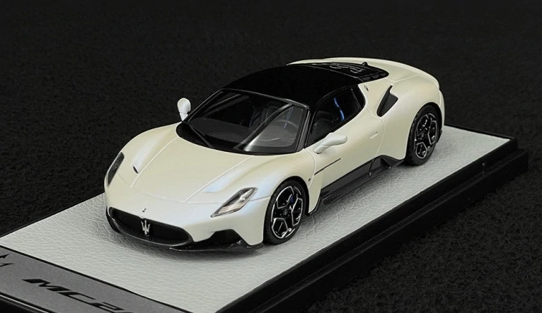 Maserati MC20 2020 pearl white/gloss black roof 1:43 B.B.R.
