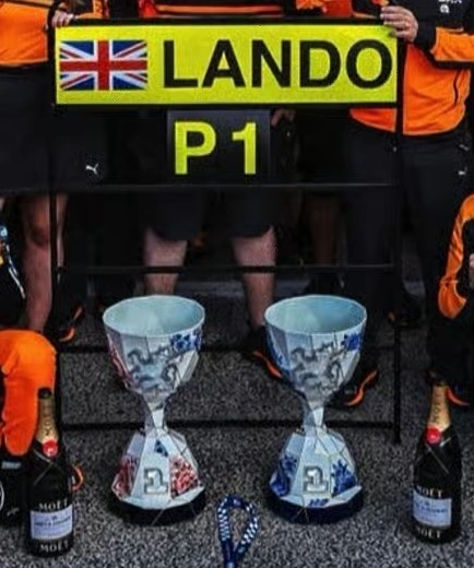 McLaren MCL40 Mastercard F1 Team #1 L.Norris Winner Dutch GP 2026 with Pilot Figurine + Pit Board 1:18 Spark