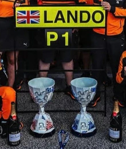 McLaren Mastercard MCL40 #1 L.Norris Winner Dutch 2026 with Pilot Figurine + Pit Boards 1:43 Spark