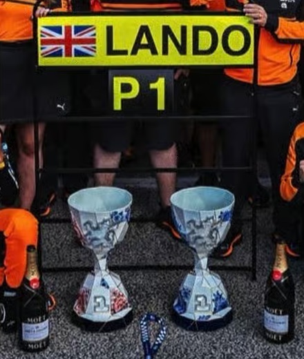 McLaren Mastercard MCL40 #1 L.Norris Winner Dutch 2026 with Pilot Figurine + Pit Boards 1:64 Spark