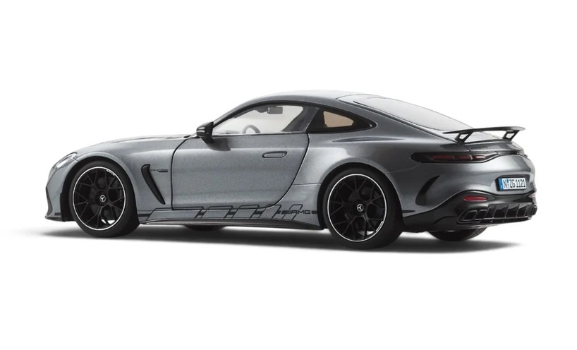 Mercedes-AMG GT 63 Pro 4Matic+ selenite grey 1:18 NZG
