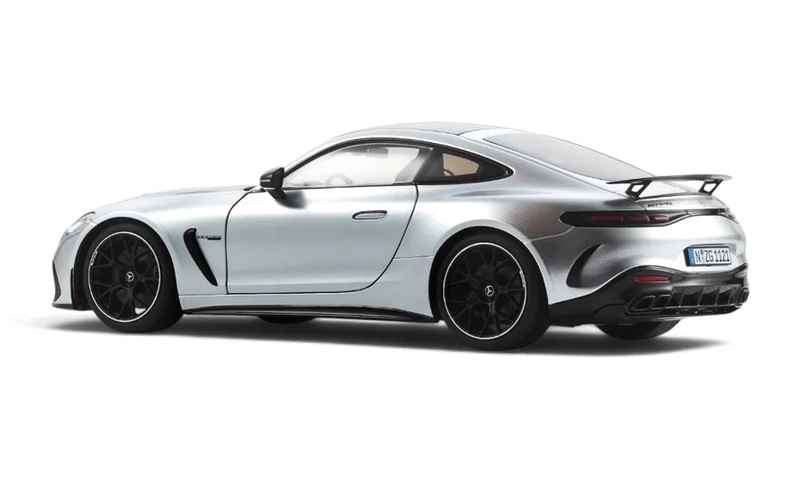 Mercedes-AMG GT 63 Pro 4Matic+ hightech silver metallic 1:18 NZG