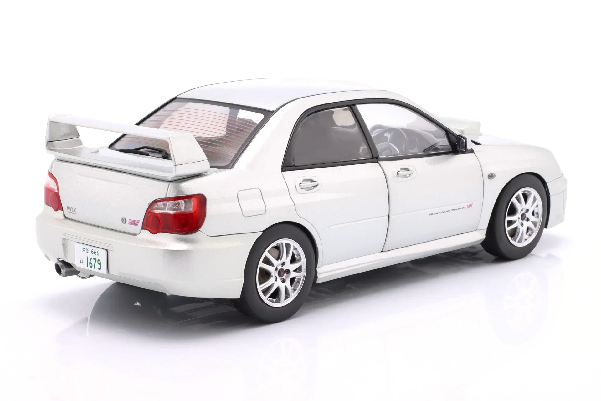 Subaru Impreza WRX STI 2003 premium silver effect 1:18 Solido