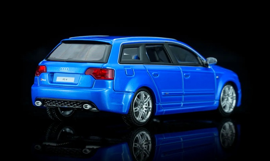 Audi A4 RS4 B7 Avant Station Wagon 2005 sprint blue pearl 1:64 Motorhelix 