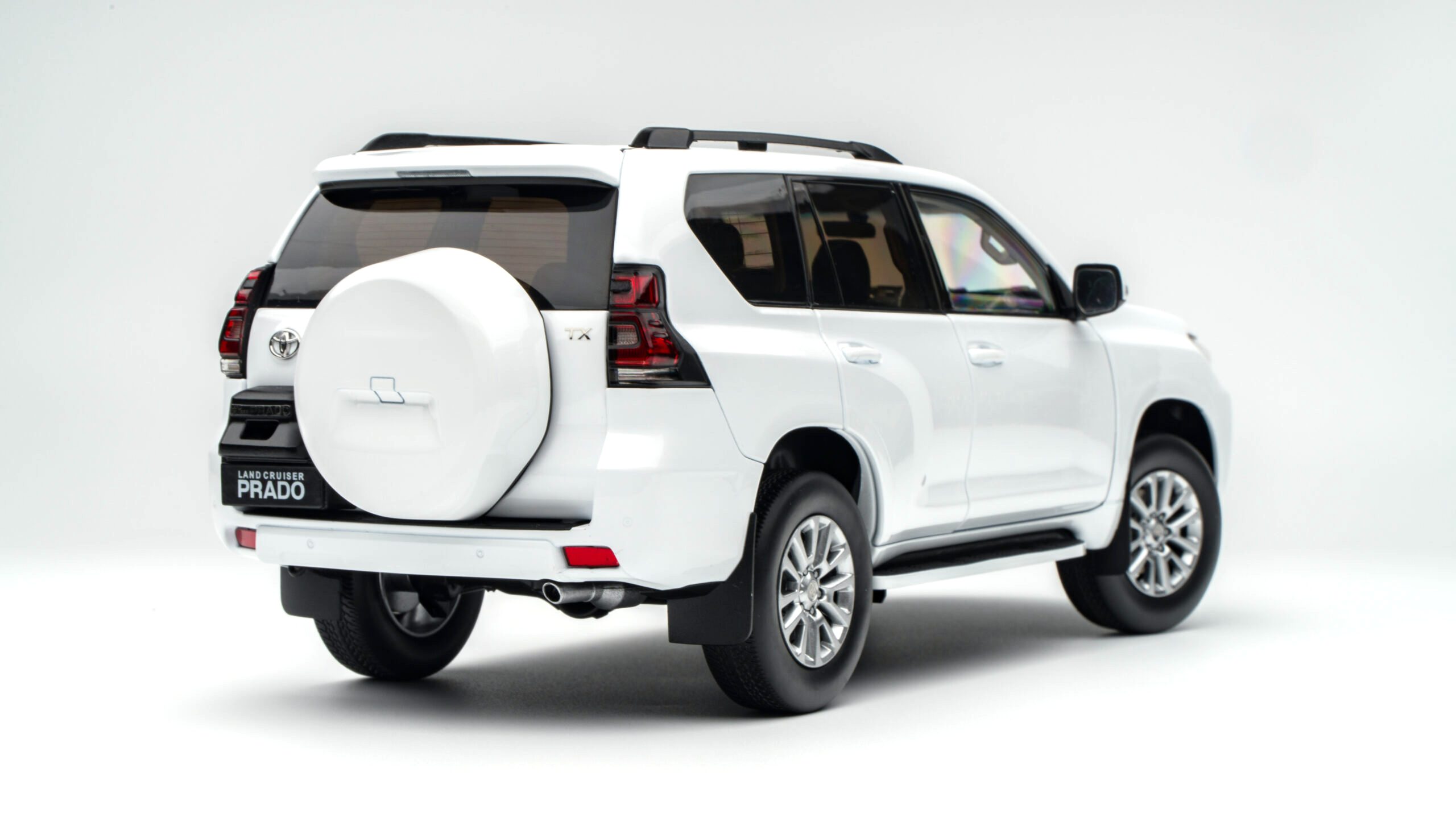 Toyota Land Cruiser Prado LHD white 1:18 Sun Star
