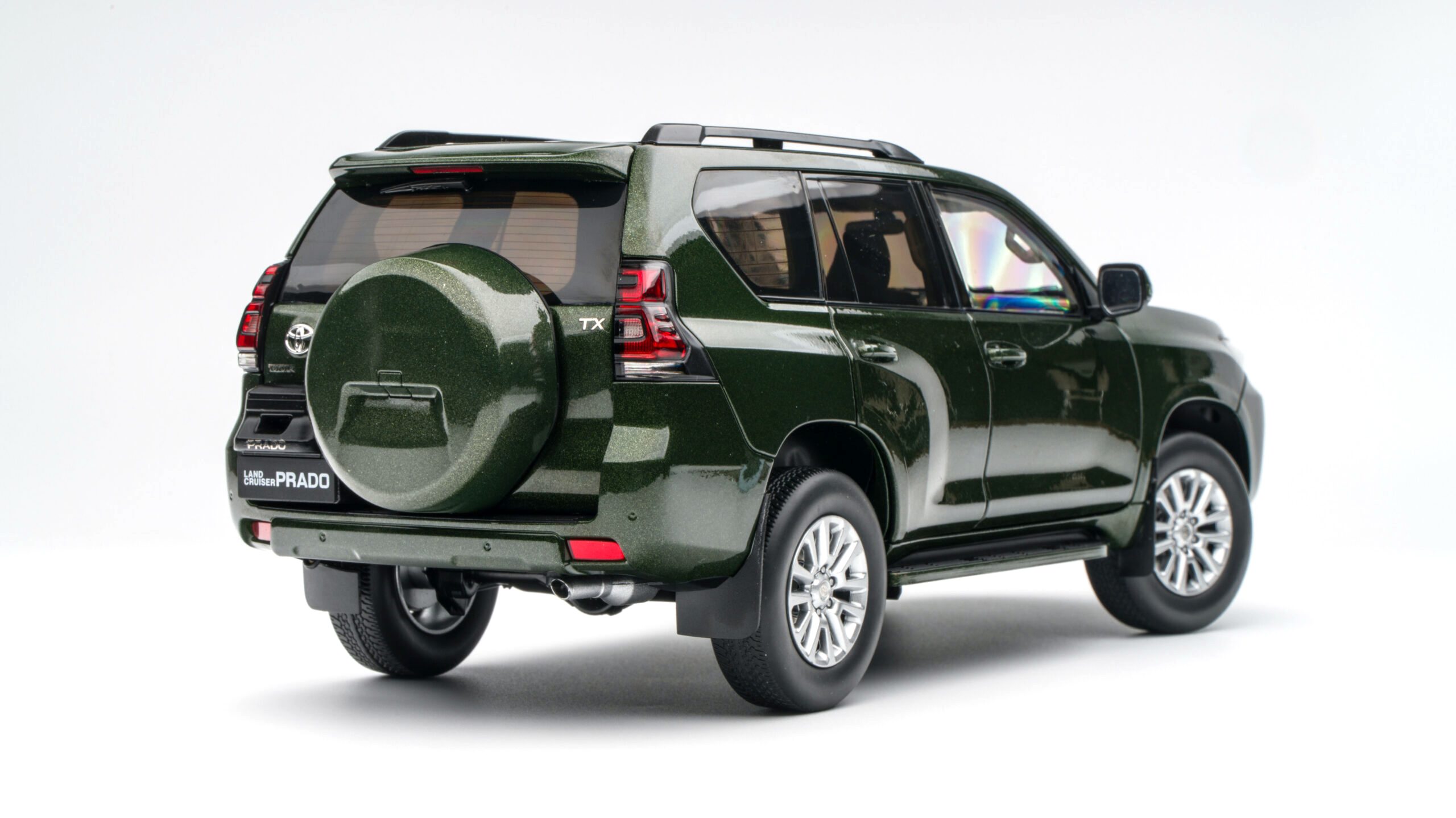 Toyota Land Cruiser Prado LHD green 1:18 Sun Star