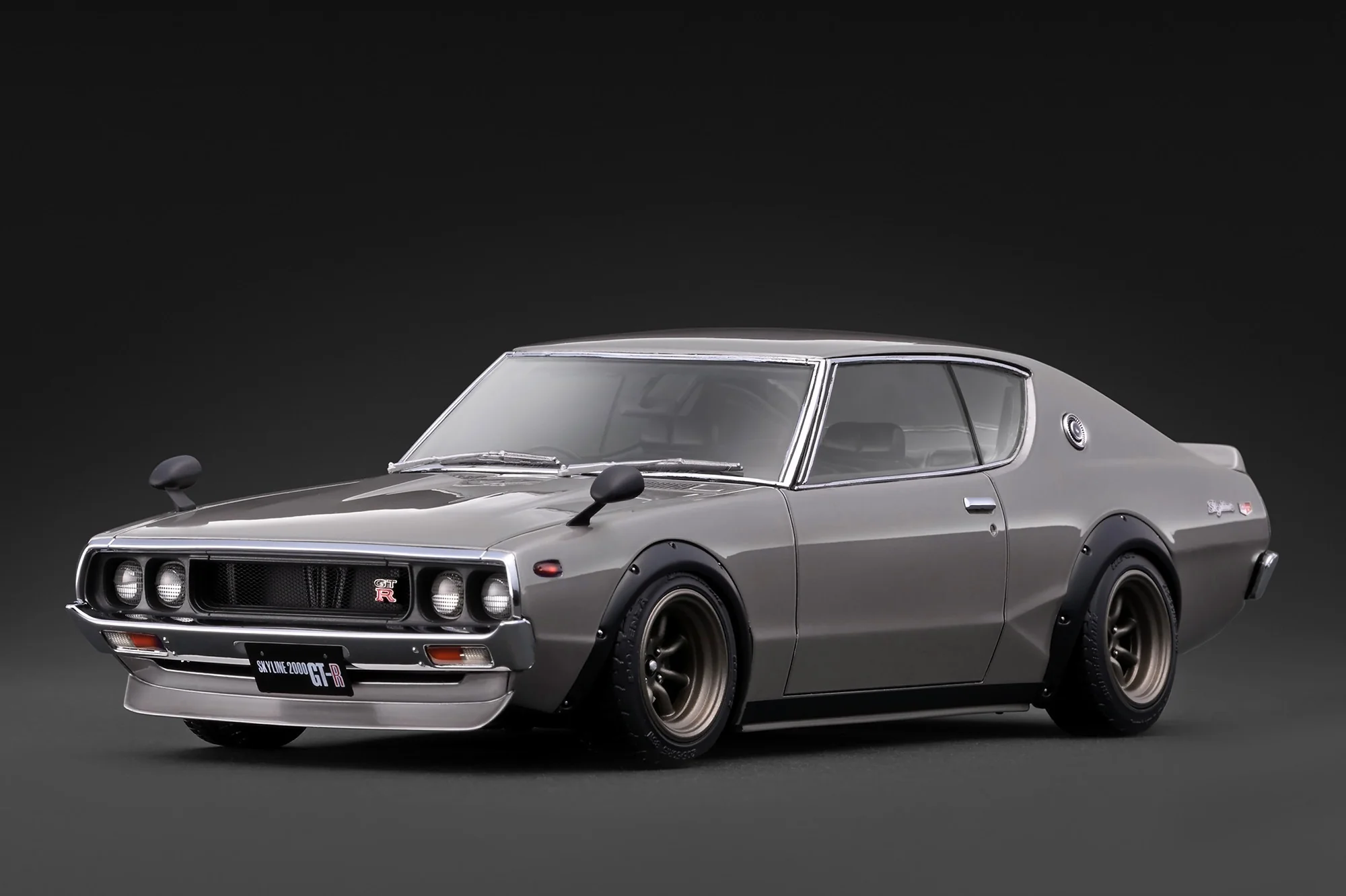 Nissan Skyline 2000 GT-R KPGC110 with Engine silver 1:18 Ignition Model