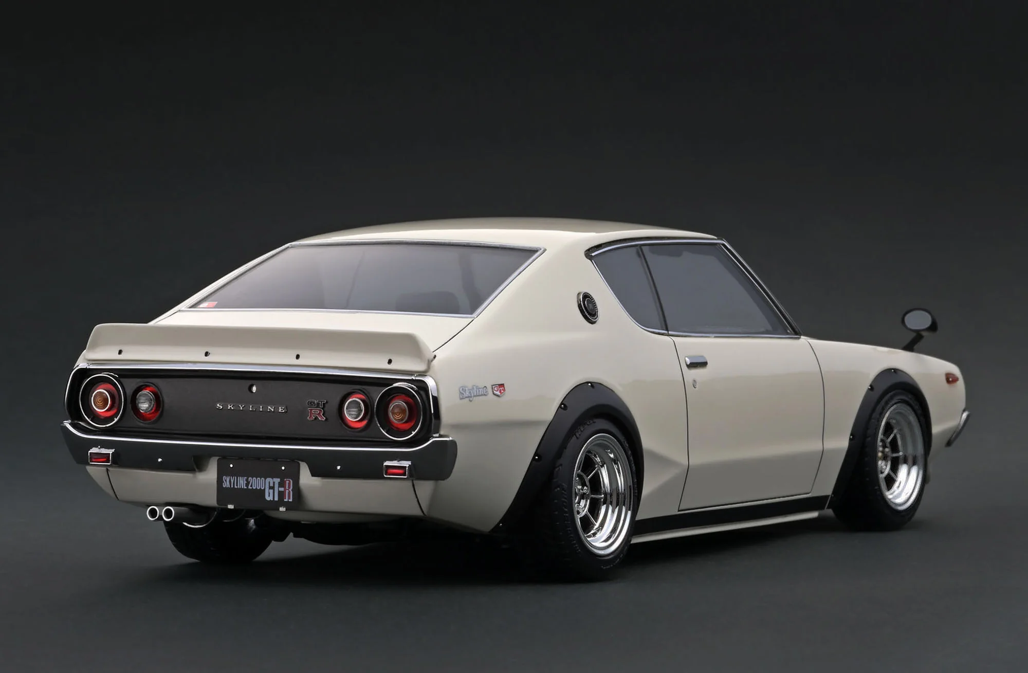 Nissan Skyline 2000 GT-R KPGC110 ivory white 1:18 Ignition Model