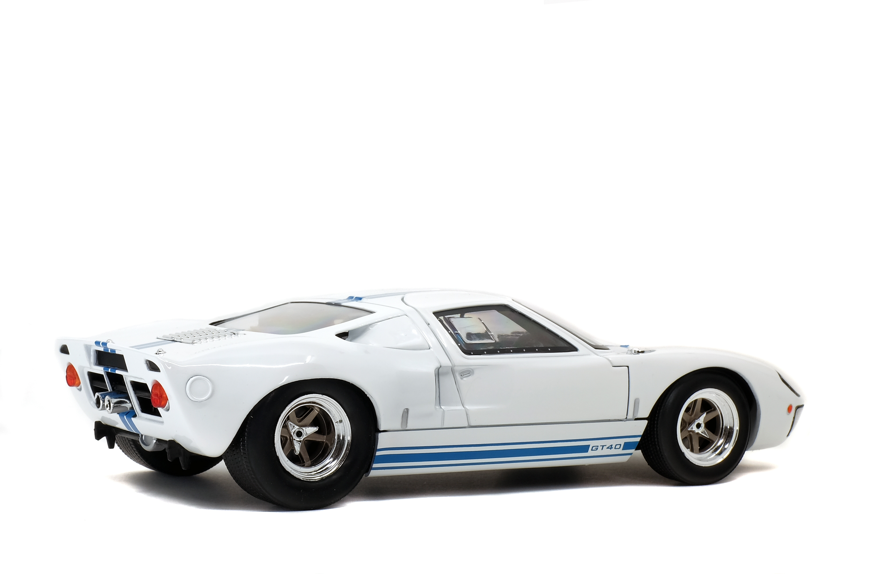 Ford GT40 MK.1 1968 white/blue stripes 1:18 Solido