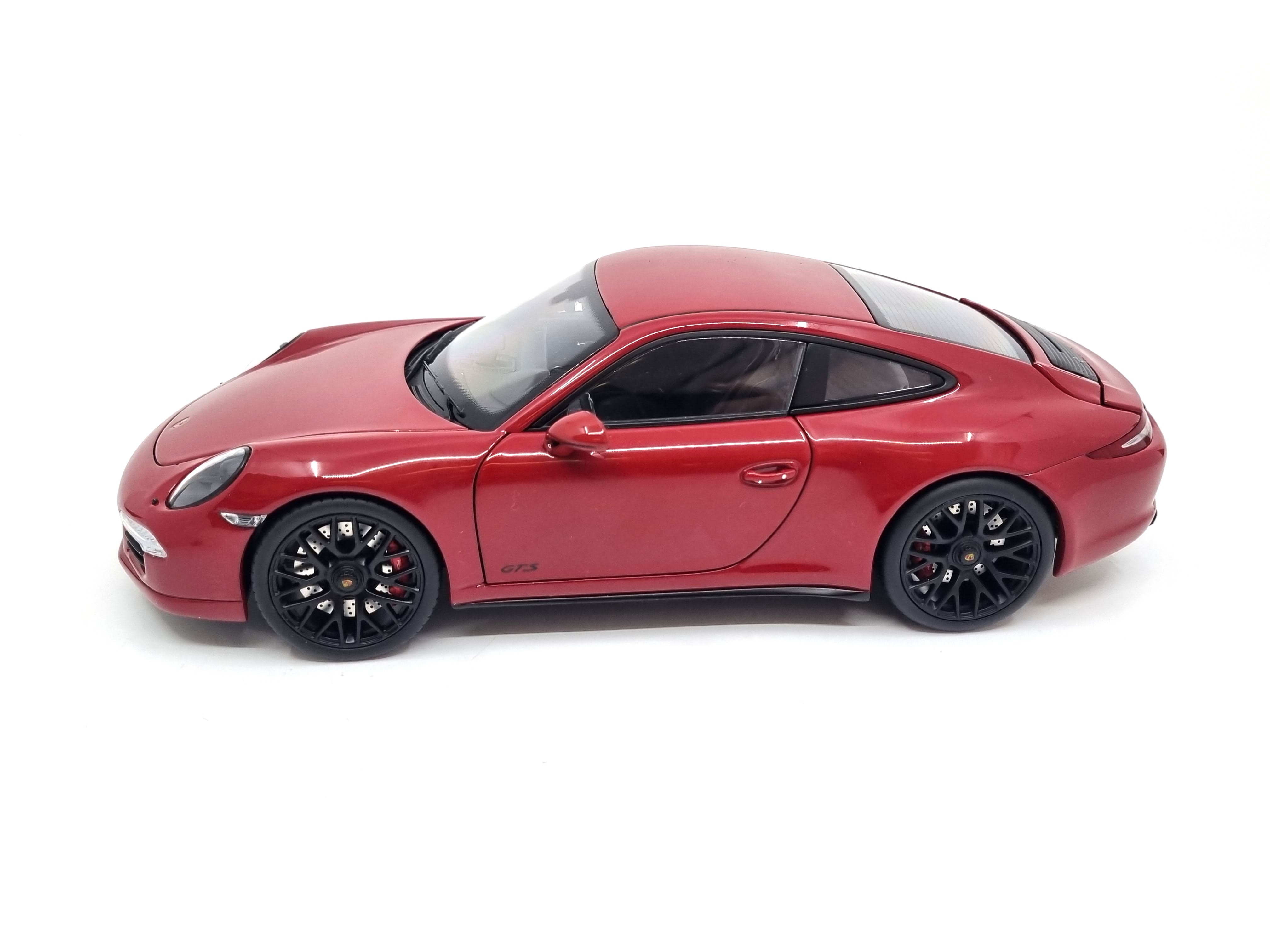 Porsche 911 GTS 1:18 Schuco