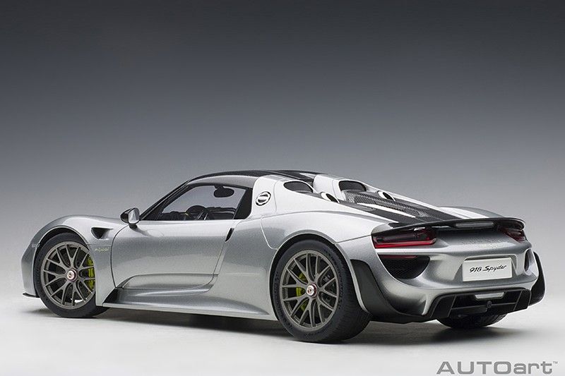Porsche 918 Spyder Weissach Package silver metallic 1:12 AUTOArt