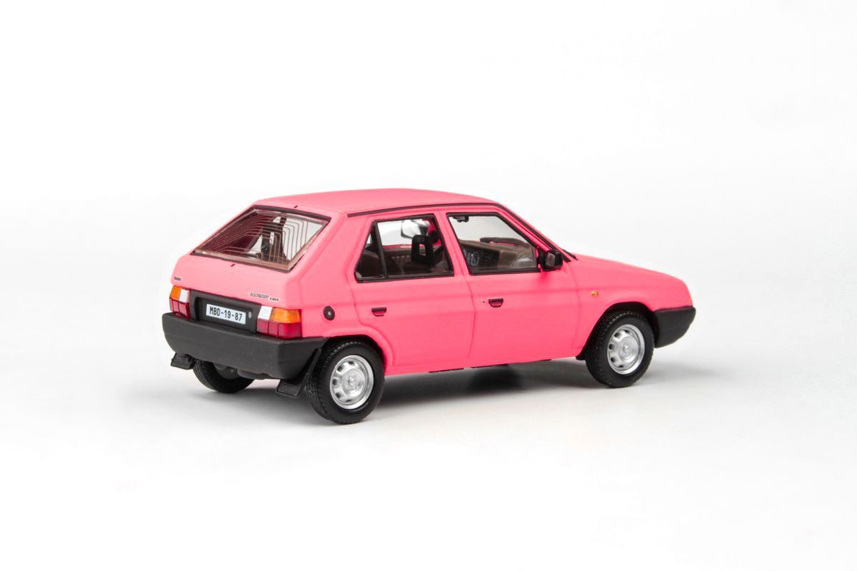Škoda Favorit 136L 1988 růžová matná 1:43 Abrex