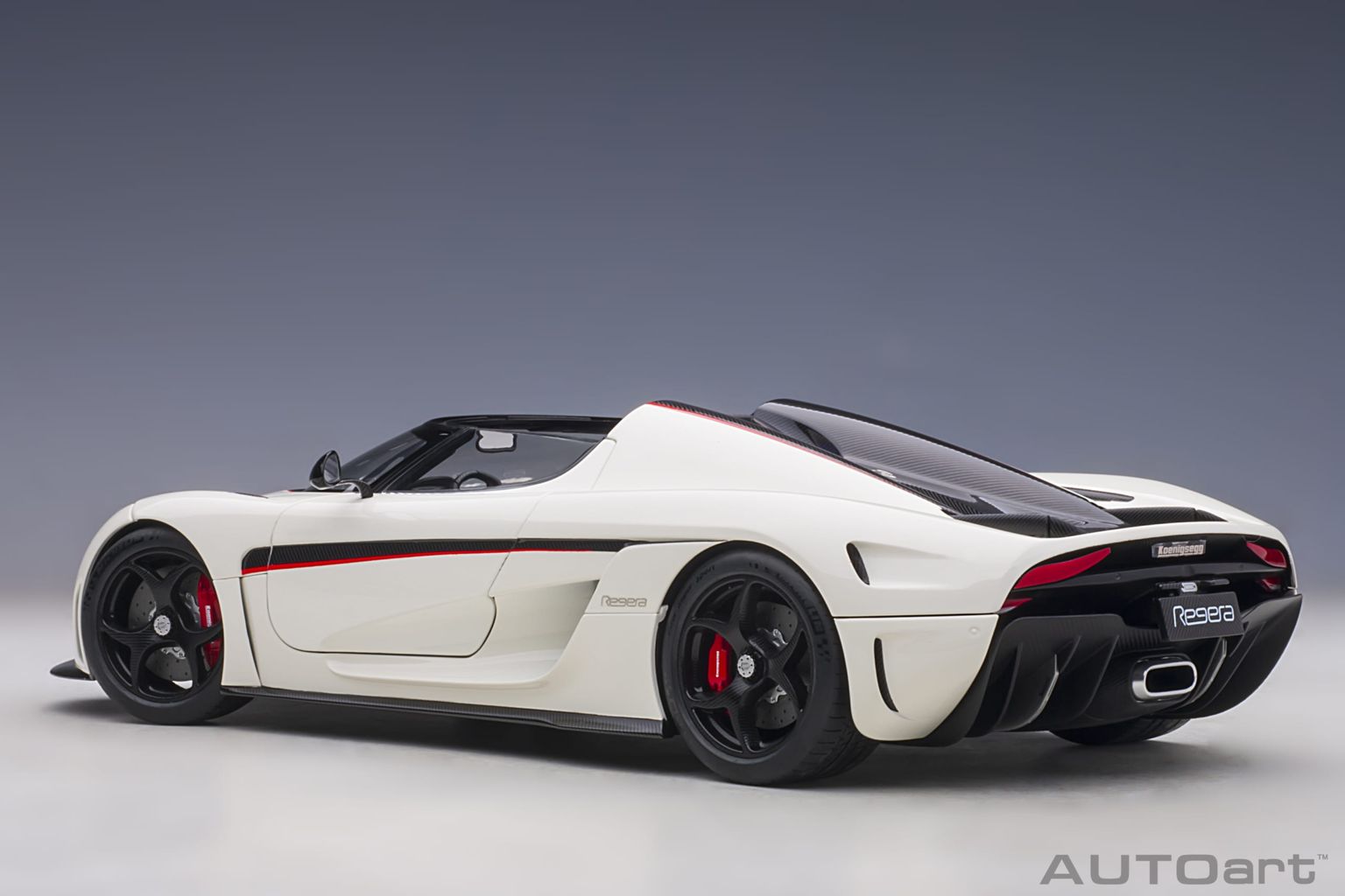 Koenigsegg Regera 2016 white/carbon/red accents 1:18 AUTOart